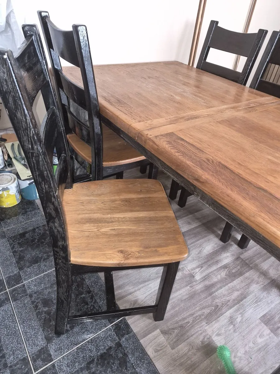 Table and chairs - Image 1