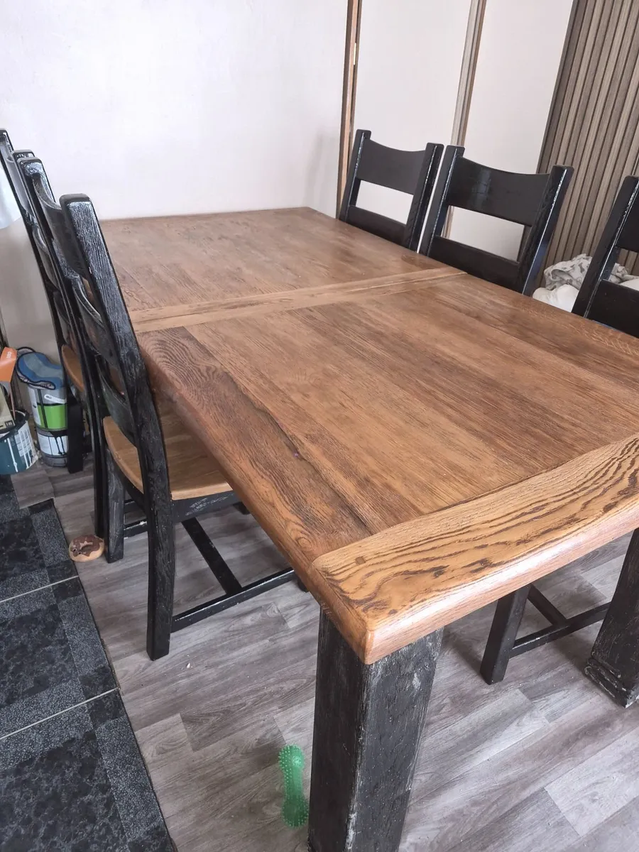 Table and chairs - Image 2