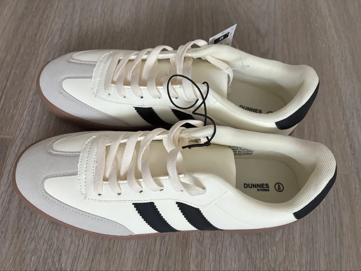 New retro-style trainers in white with black strip