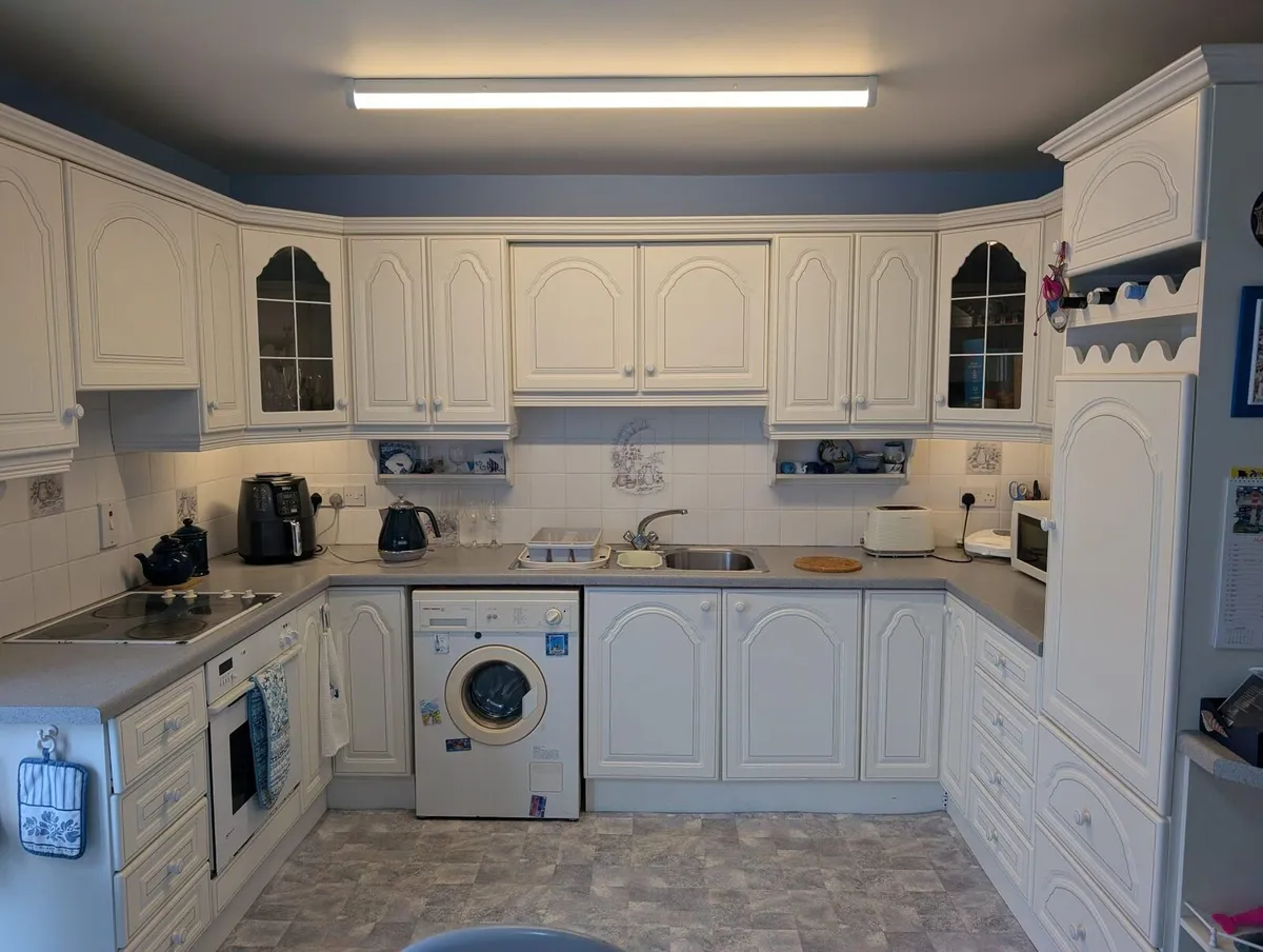Traditional Kitchen + Appliances –Complete Kitchen - Image 1