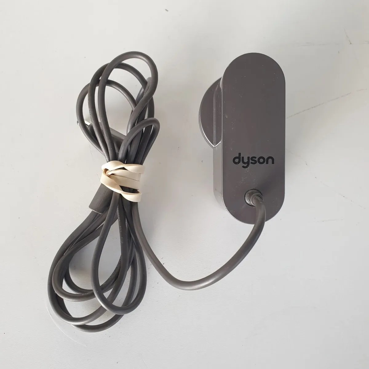 Dyson V8 V7 V6 battery charger working - Image 1