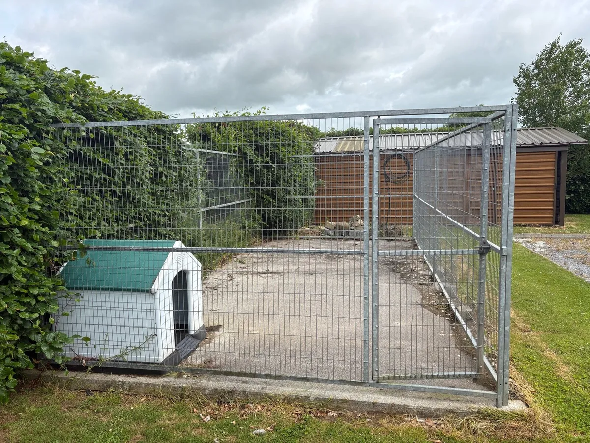Dog pen - Image 1