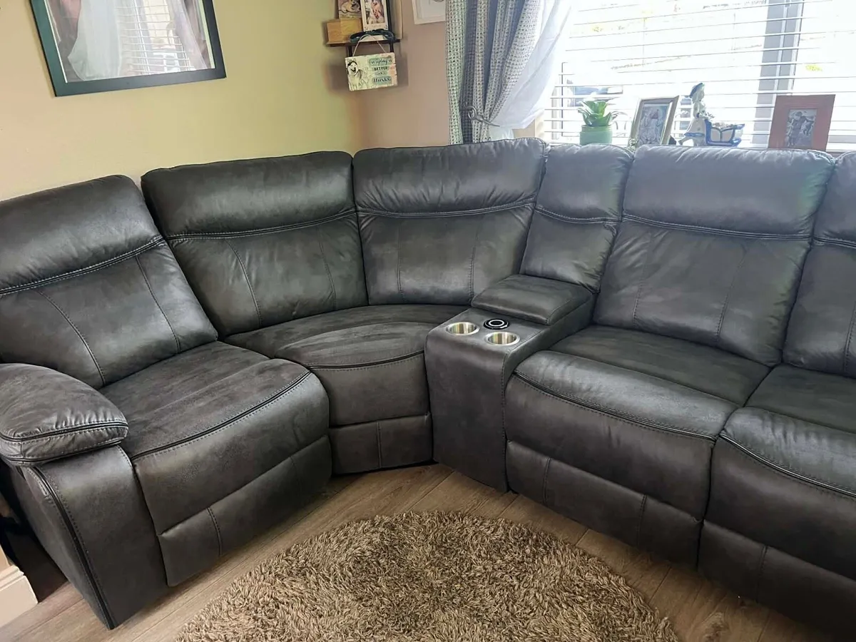 L shaped couch - Image 1