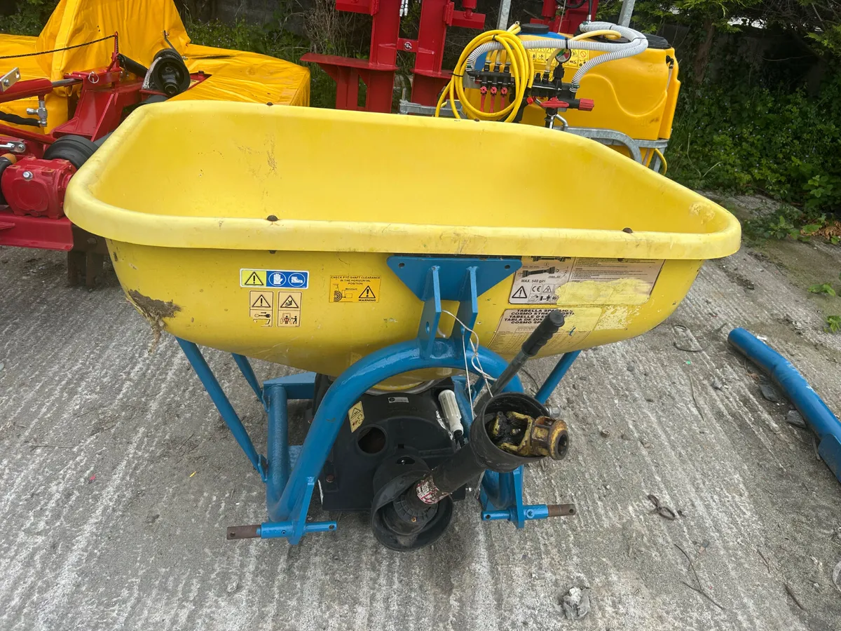 Fleming V500 Fertiliser Spreader - Image 1