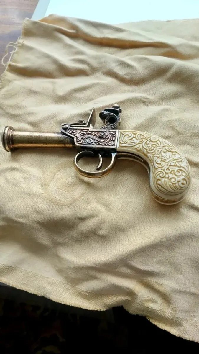 Replicas - Image 1