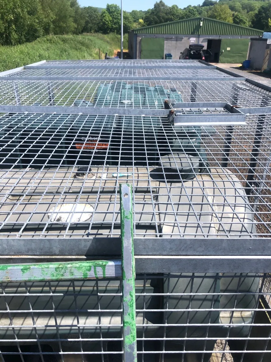 Galvanised cage. - Image 3