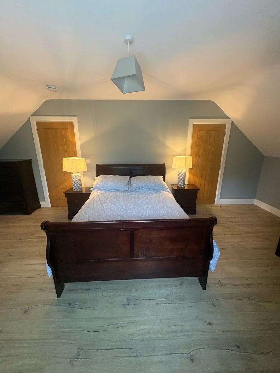 King size bed, two lockers, chest of drawers - Image 1