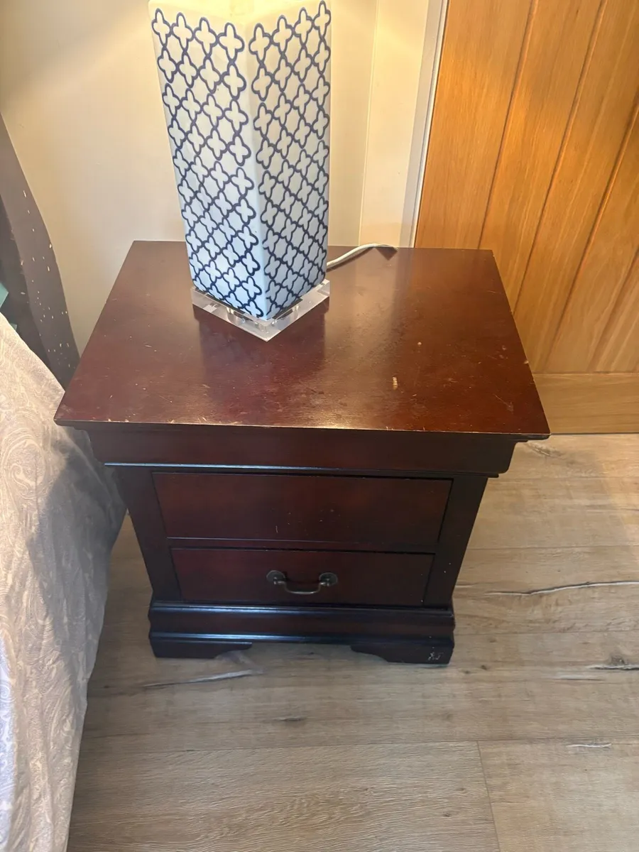 King size bed, two lockers, chest of drawers - Image 3
