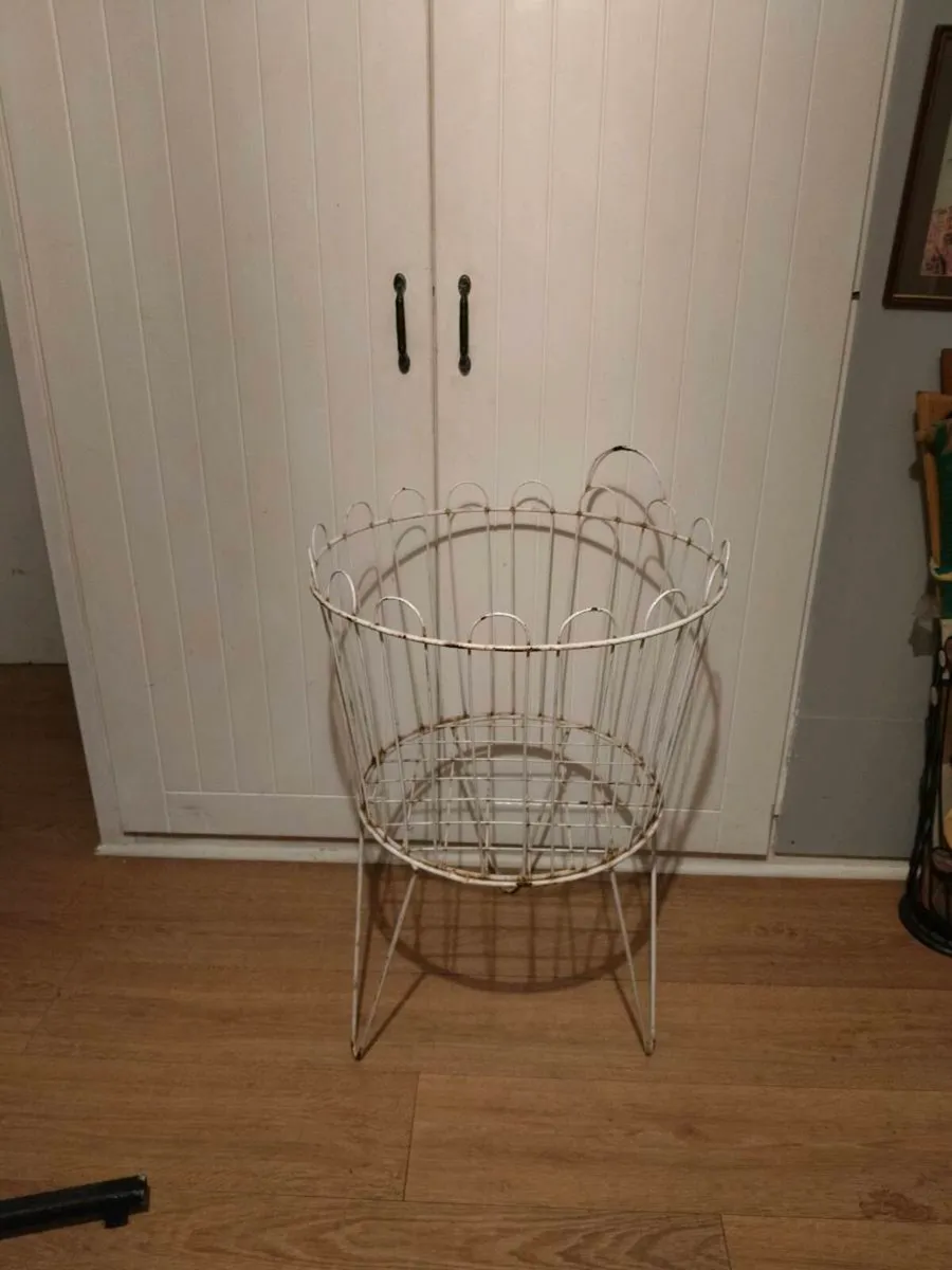 Circular Iron shop stand.some wear and tear, great - Image 3
