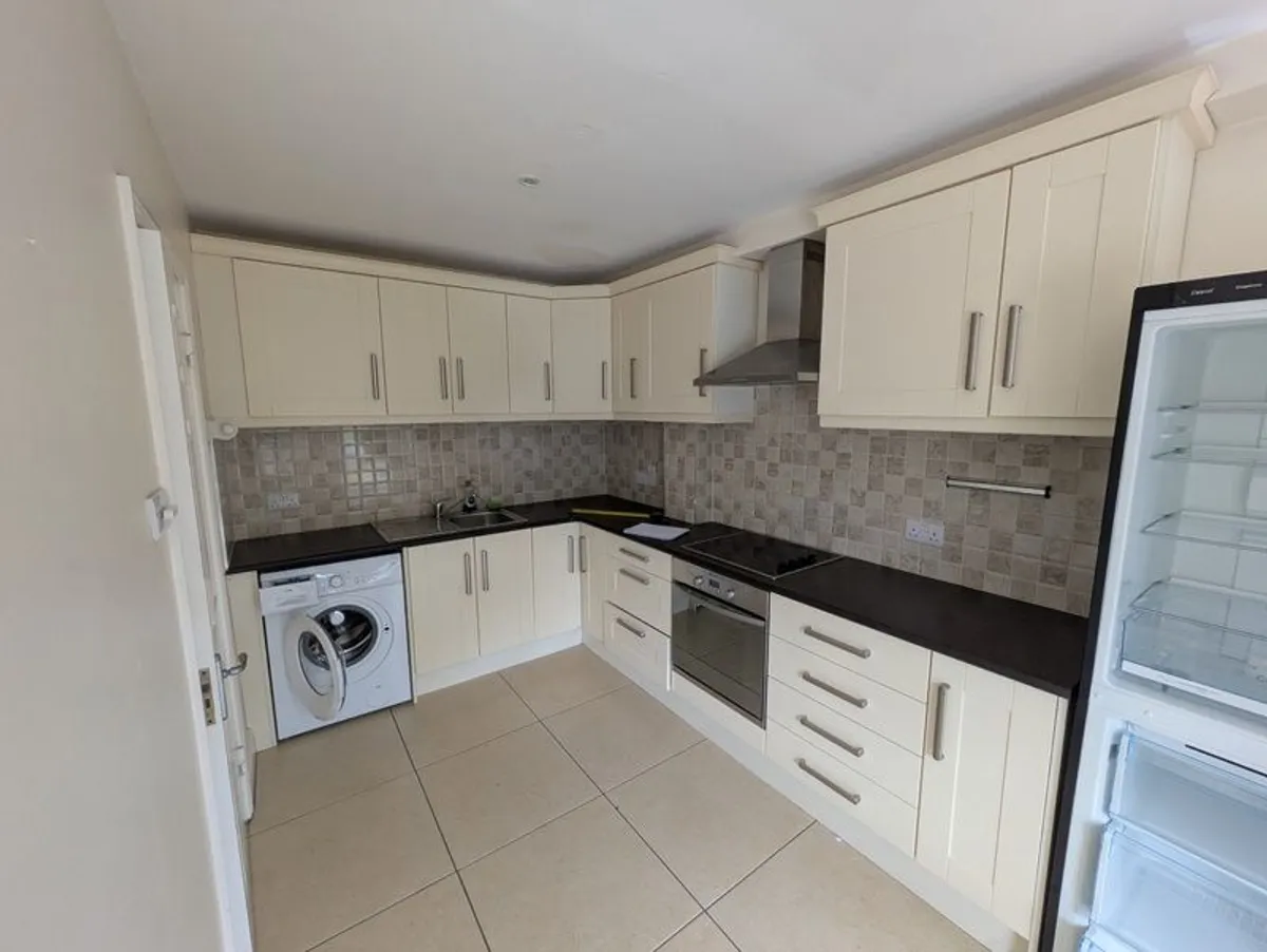 kitchen cabinets and worktop - Image 1