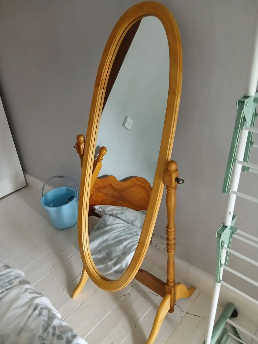 Great adjusting bedroom mirror on stand - Image 1