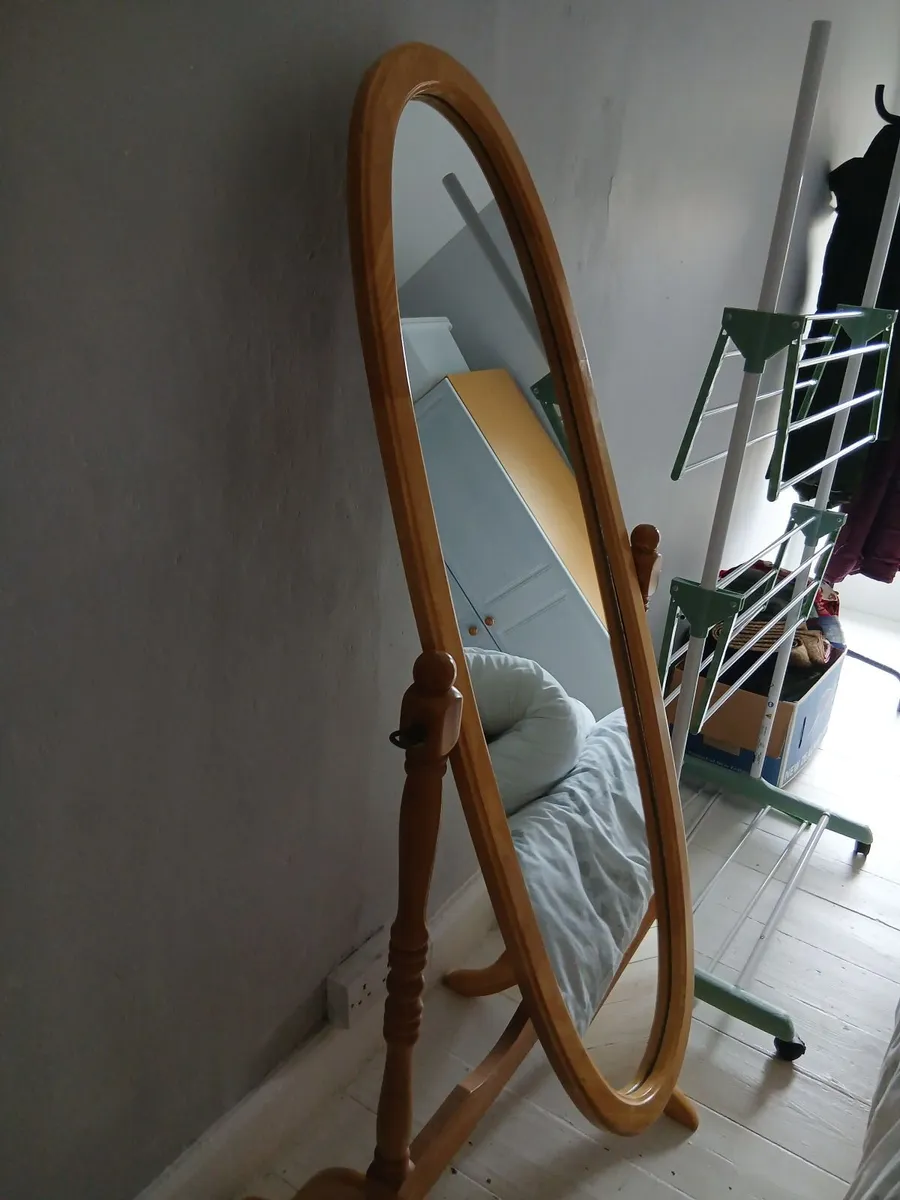 Great adjusting bedroom mirror on stand - Image 2