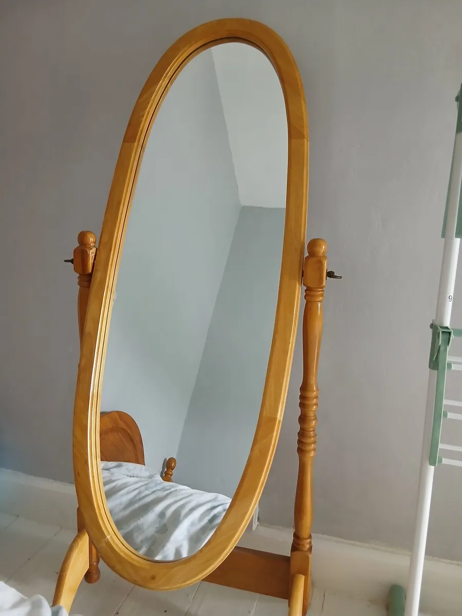 Great adjusting bedroom mirror on stand - Image 4