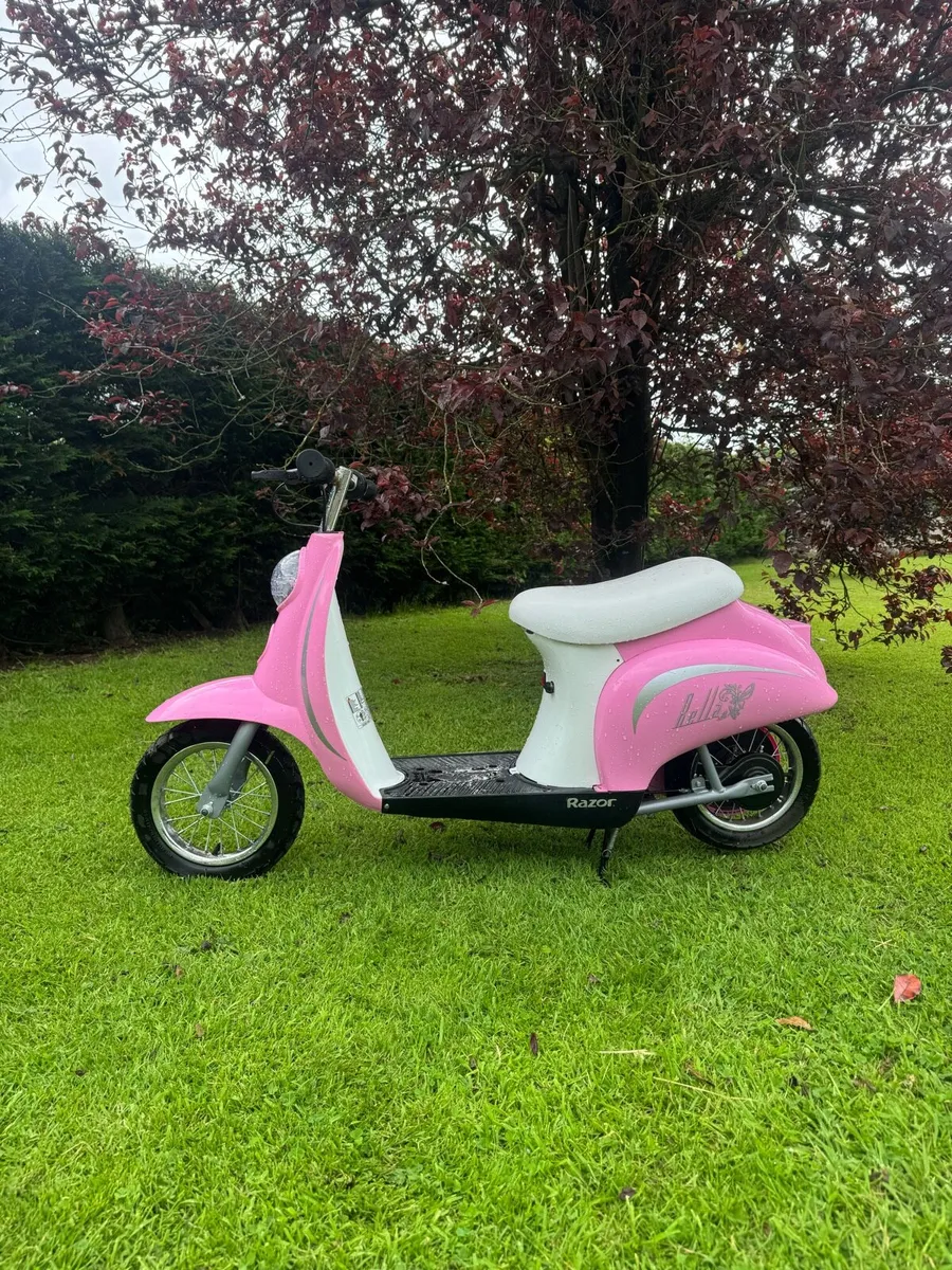 Vespa Bella Razor scooter - Image 1