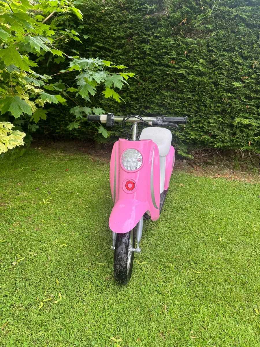 Vespa Bella Razor scooter - Image 2