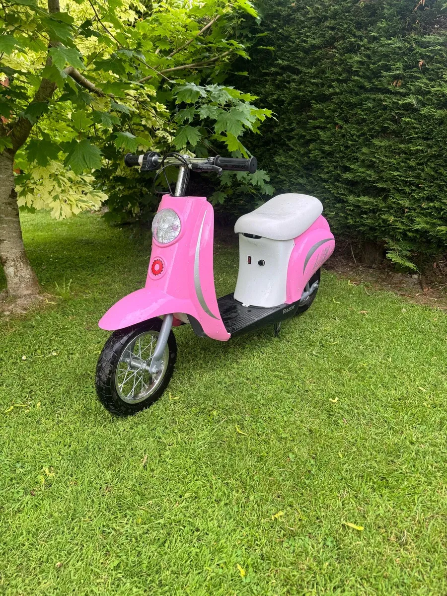 Vespa Bella Razor scooter - Image 3