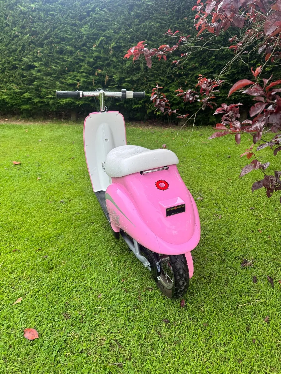 Vespa Bella Razor scooter - Image 4