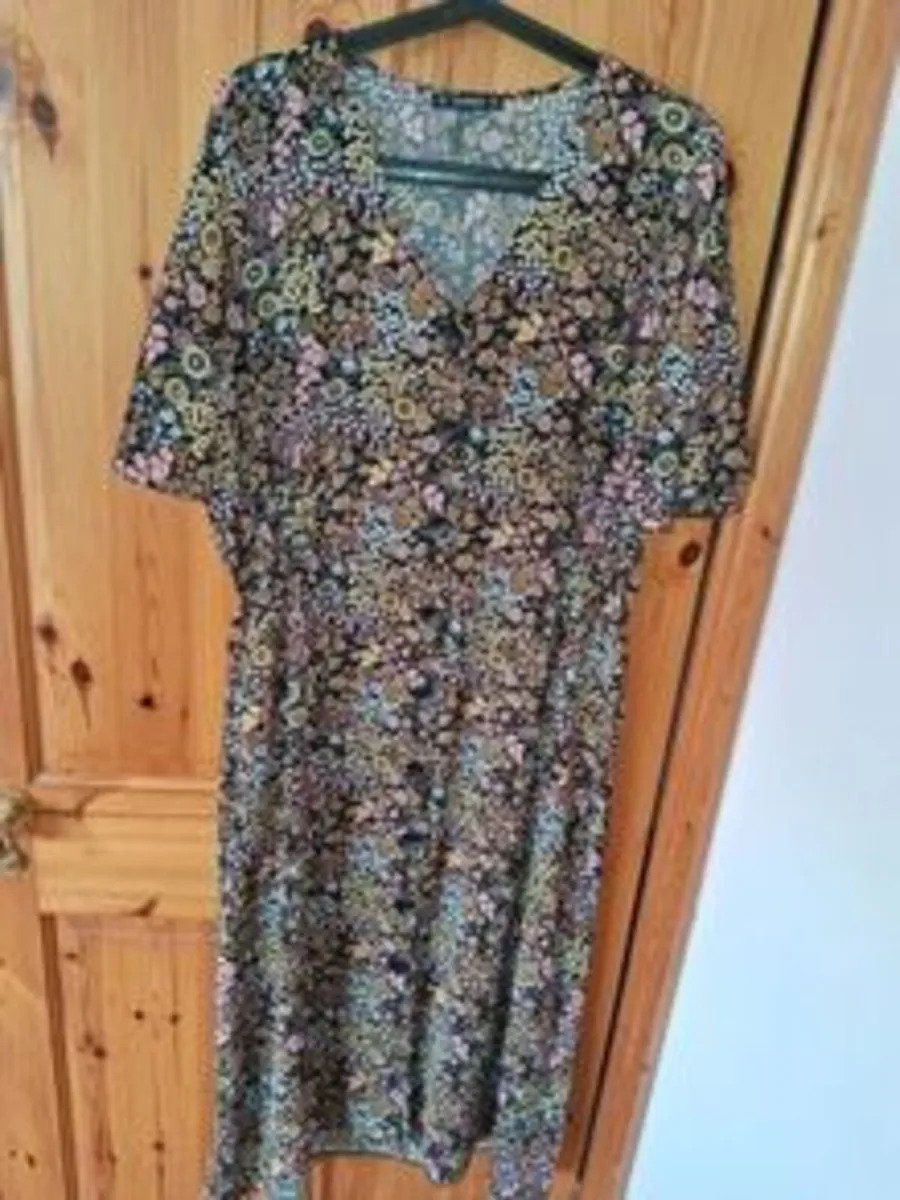 VINTAGE NEW DRESS/FREE CLUTCH BAG TO MATCH - Image 4