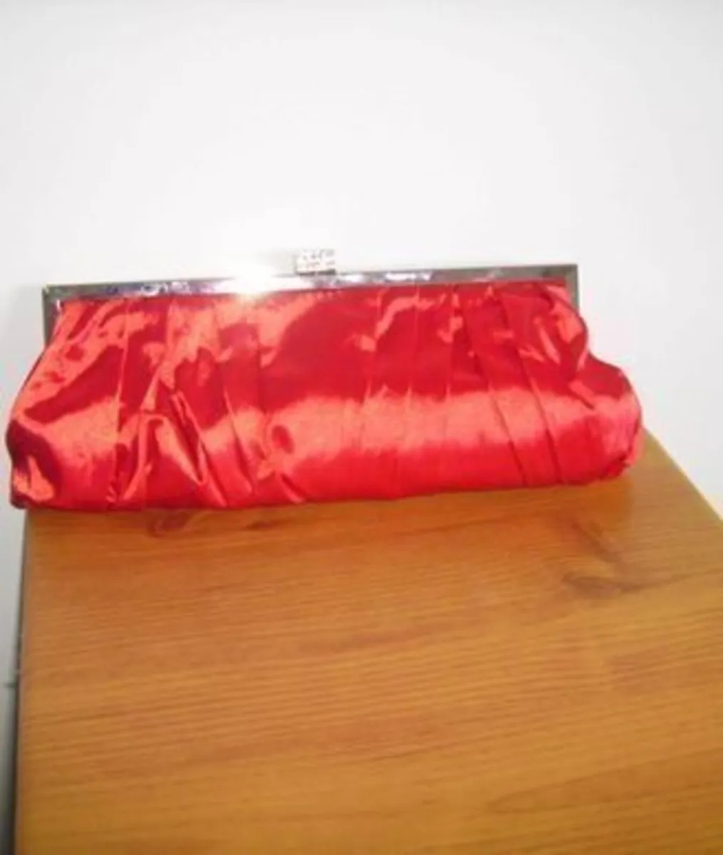 VINTAGE NEW DRESS/FREE CLUTCH BAG TO MATCH - Image 2
