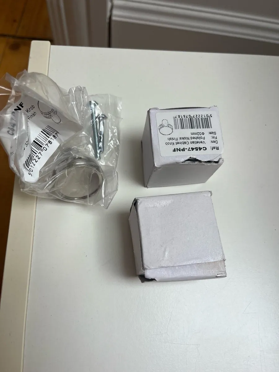 Cabinet knobs x 3 - Image 2