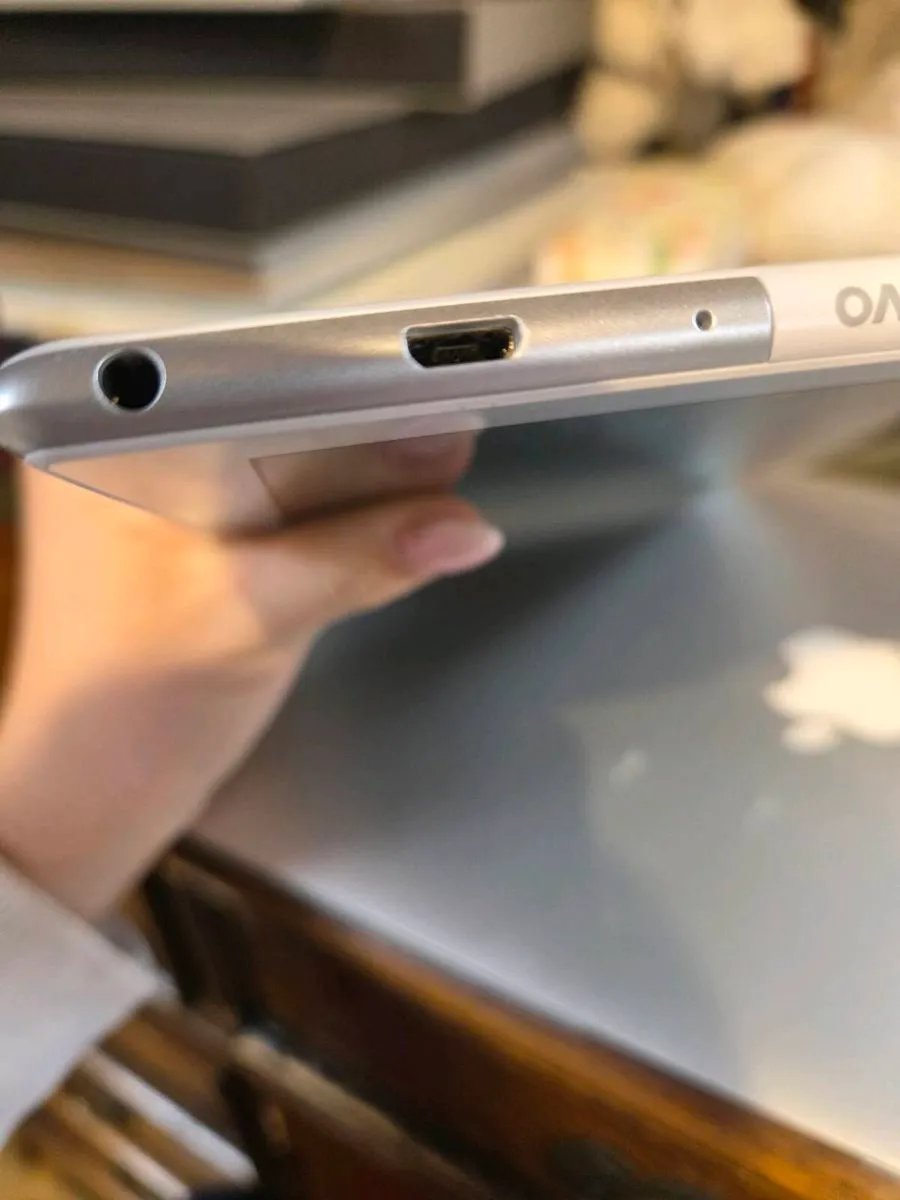 Lenovo tablet - Model TB-X304F - Image 4