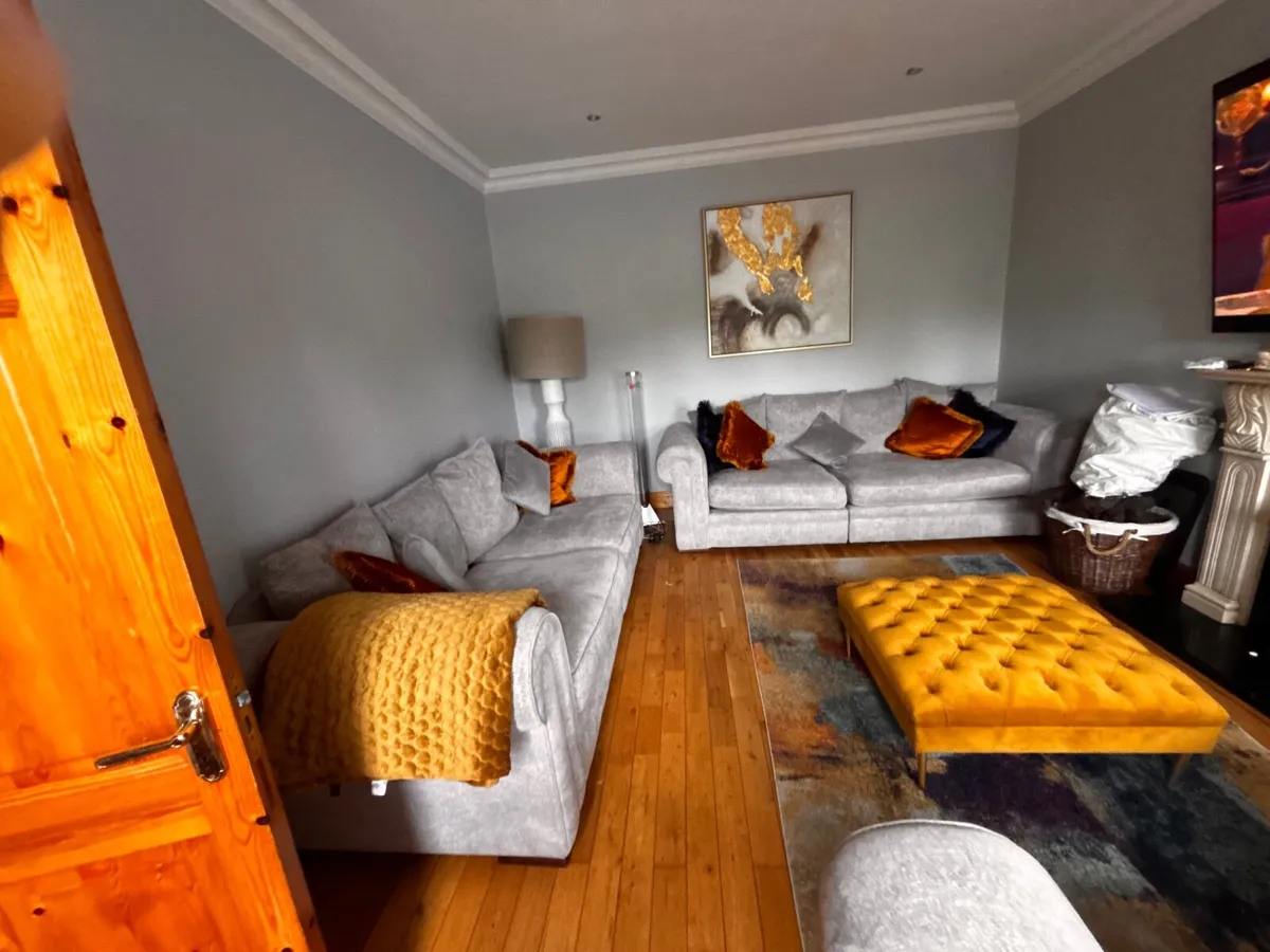 Suite of furniture - Image 1
