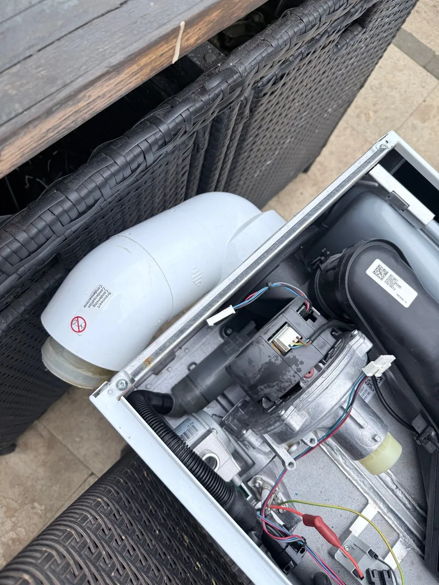 Glow worm gas boiler. - Image 4