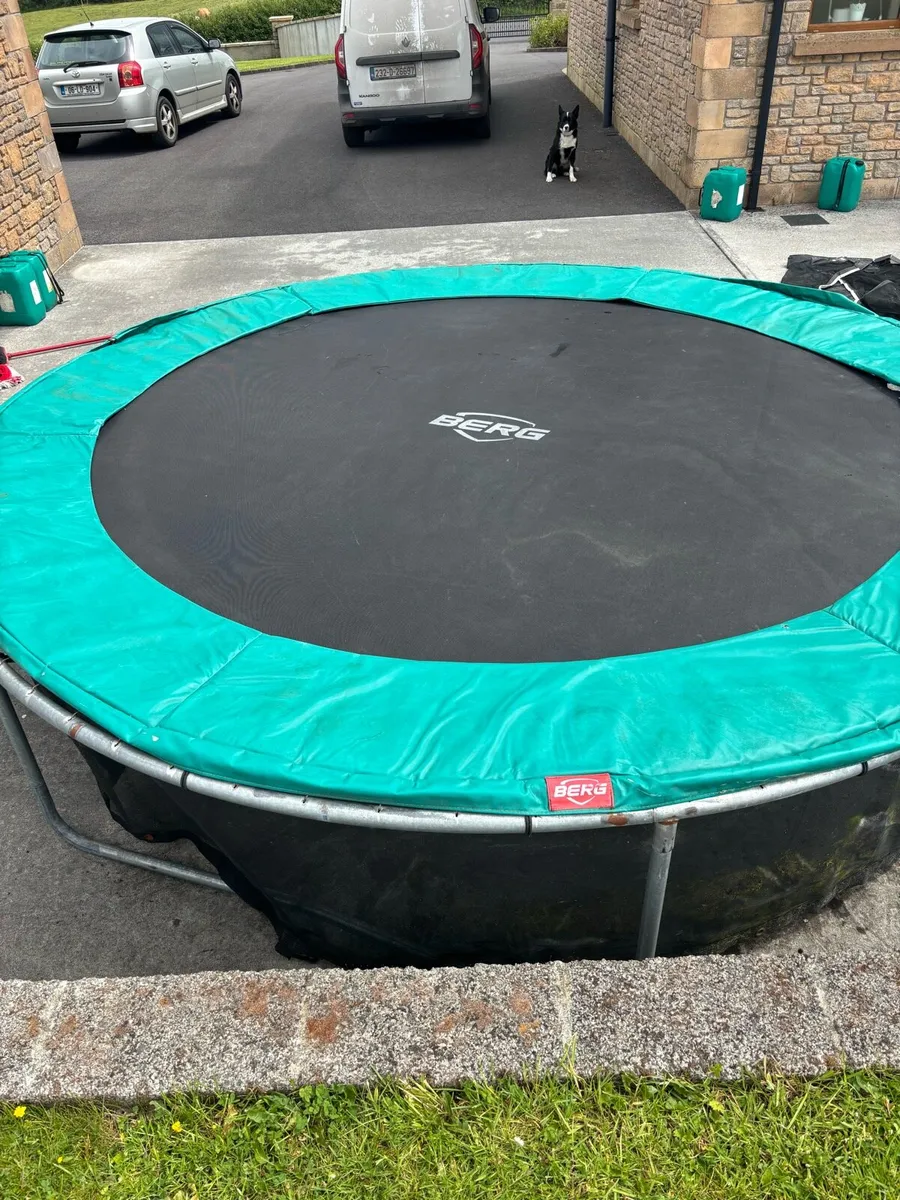 11ft round Berg Favorit Trampoline - Image 1