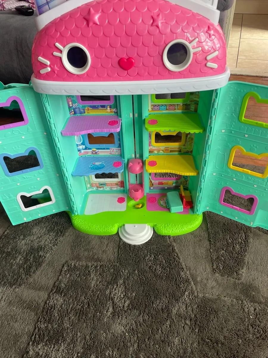 Gabbys doll house and Bluey house - Image 2