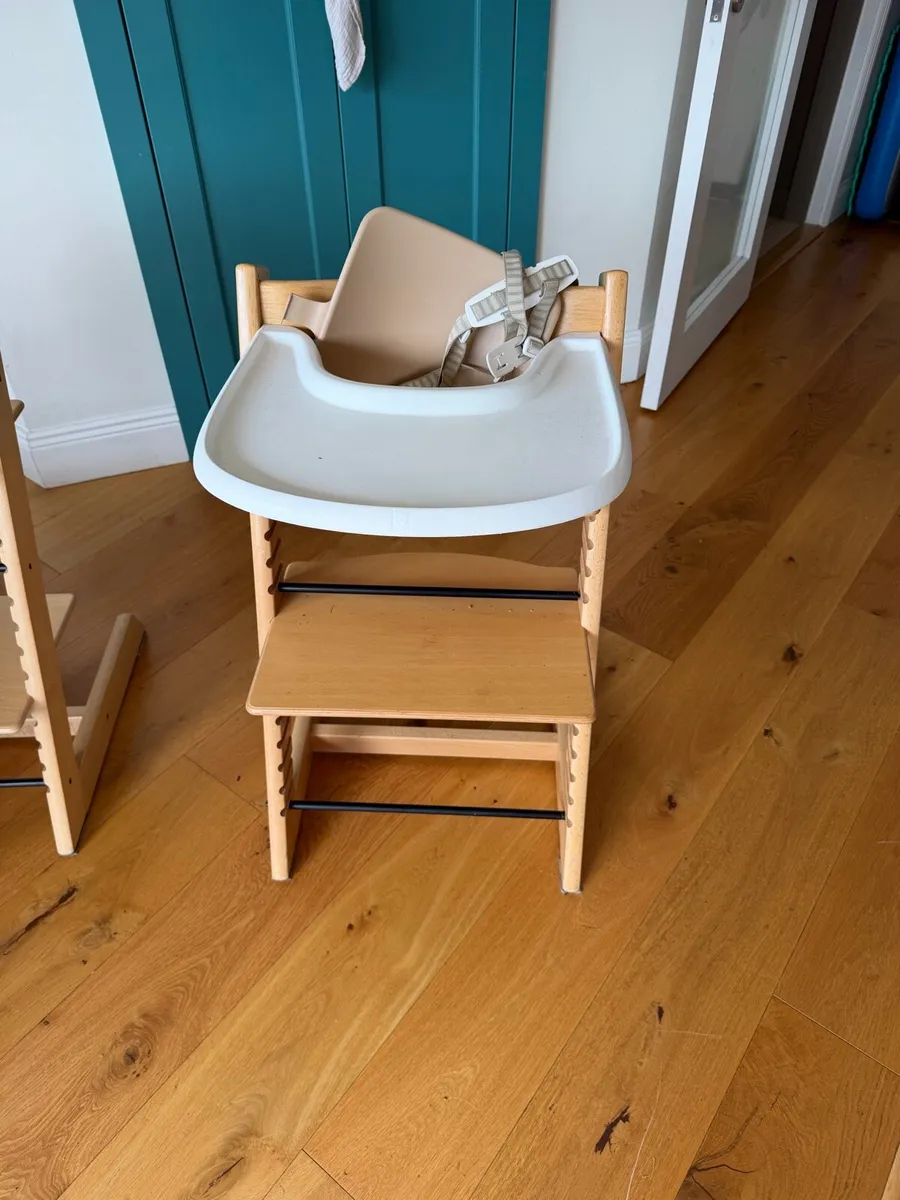 Tripp Trapp with baby seat, harness and tray table - Image 1