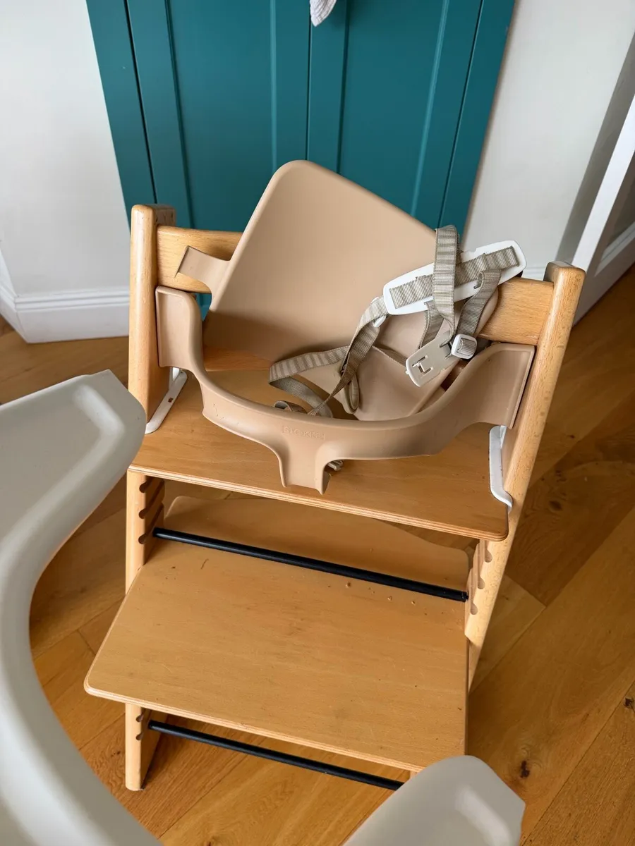 Tripp Trapp with baby seat, harness and tray table - Image 2