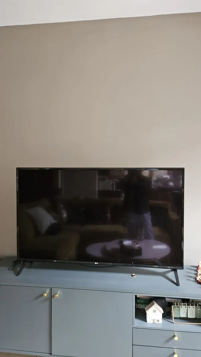49" UK632 Series UHD HDR Smart TV - Image 3
