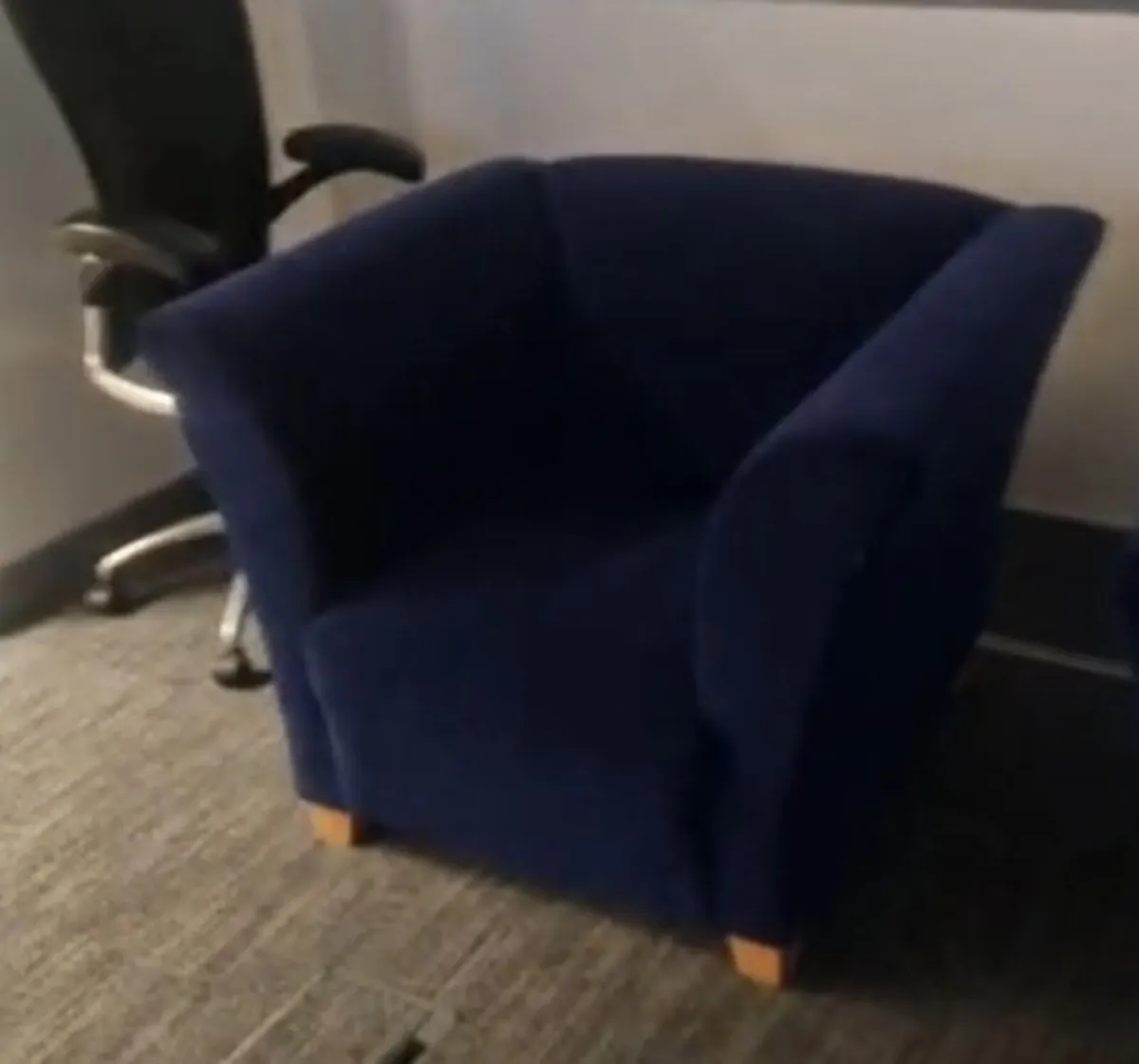 Sofa and matching armchair - Image 2