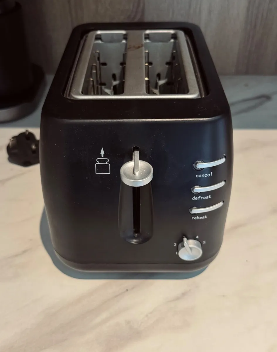 2-Slice Toaster (Black) – €10 - Image 1