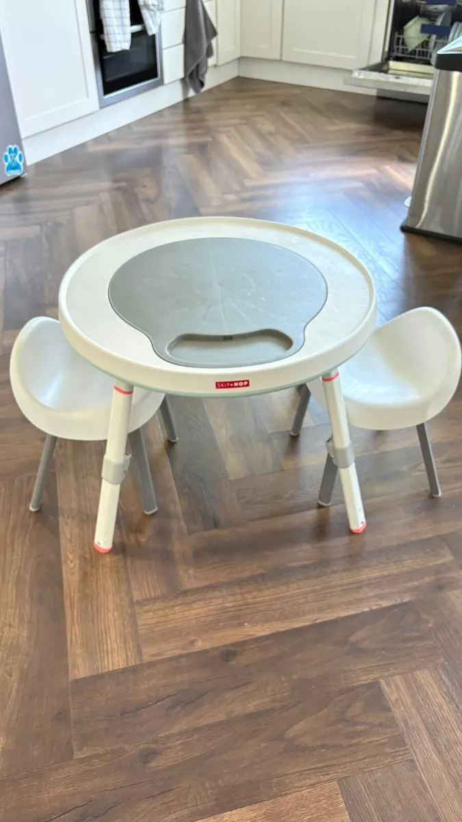 Skip hop activity center and chairs - Image 1