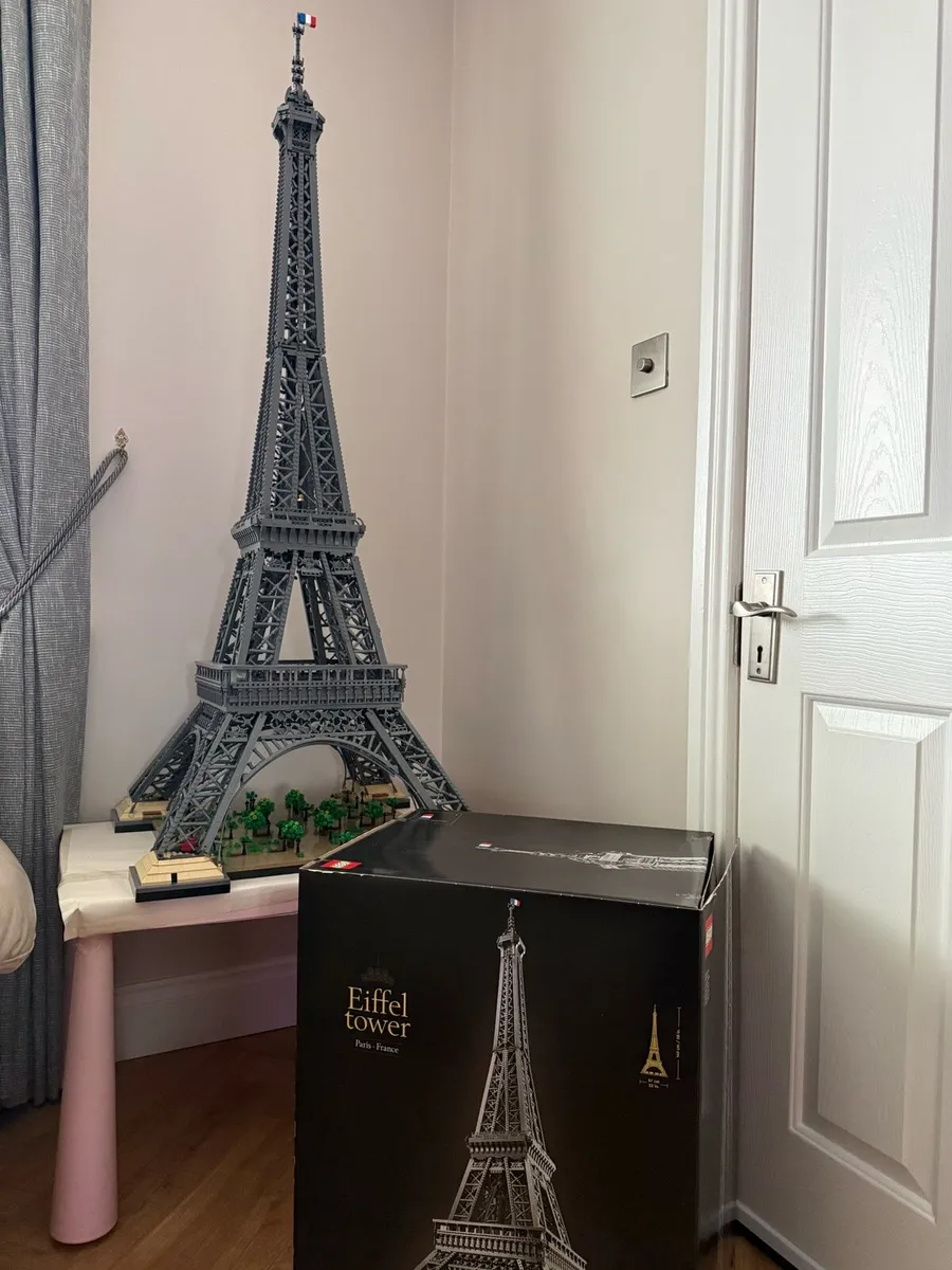 Eiffel Tower LEGO set - Image 1