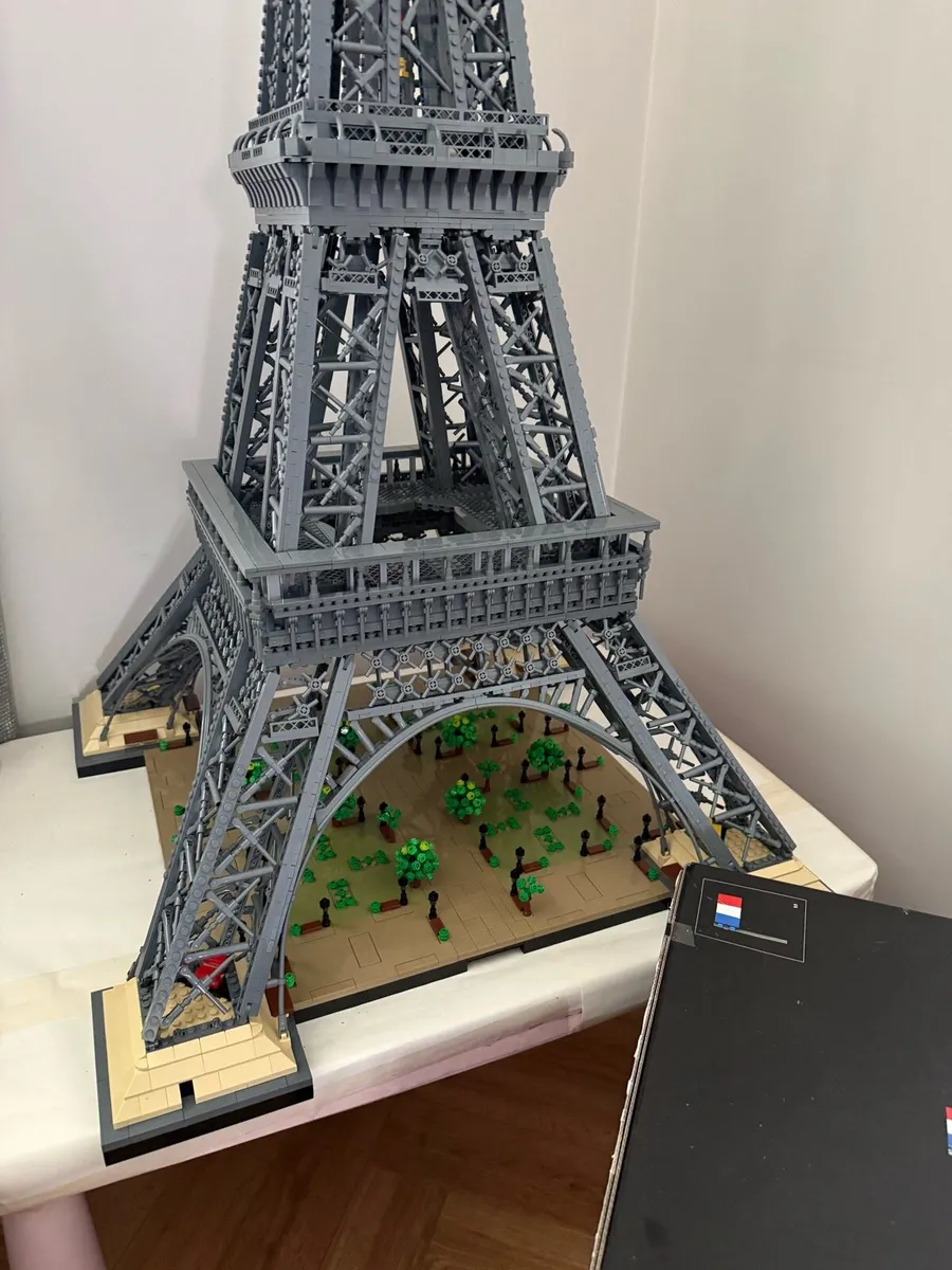 Eiffel Tower LEGO set - Image 2
