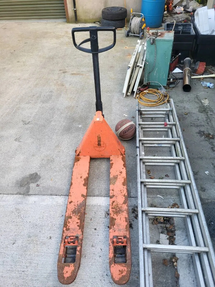 Pallet truck - Image 1