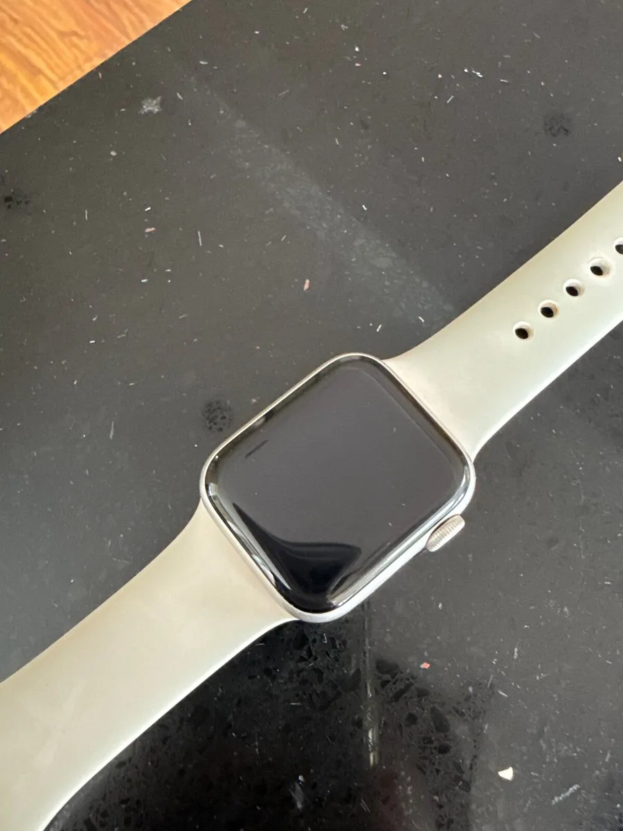 Apple Watch SE (GPS) (2nd Generation) - Image 2