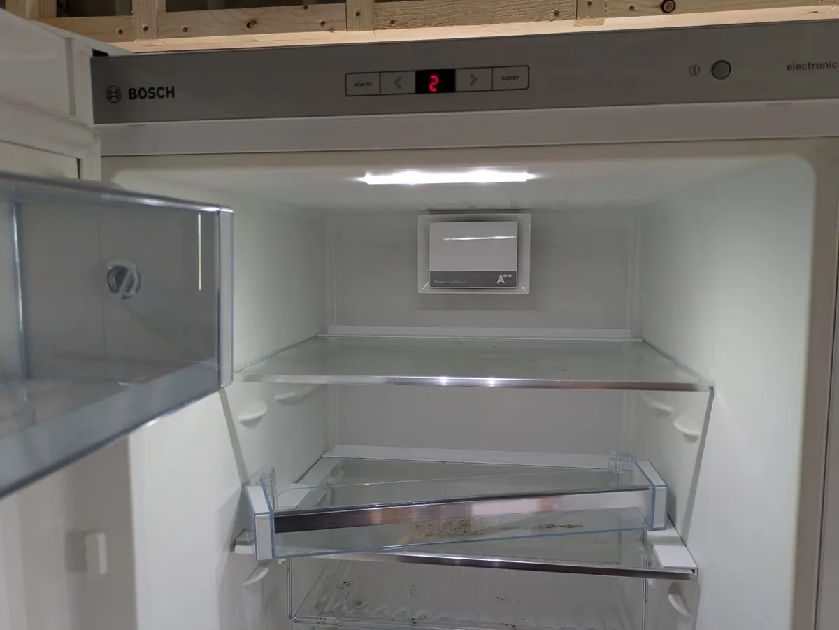 Bosch 346L free standing fridge - Image 2