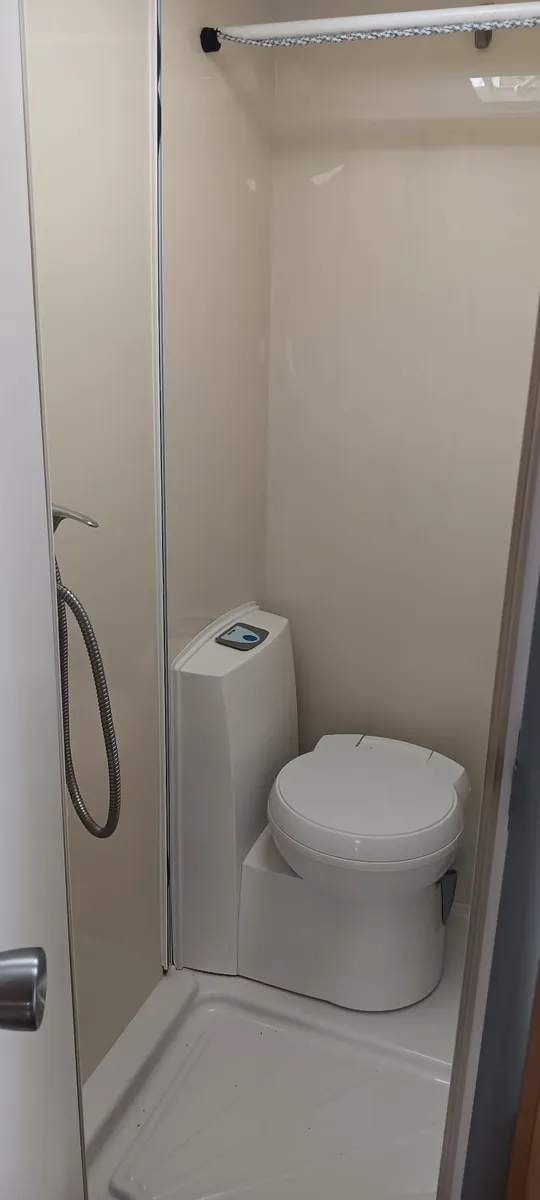 Caravan 4berth fixed double bed - Image 2