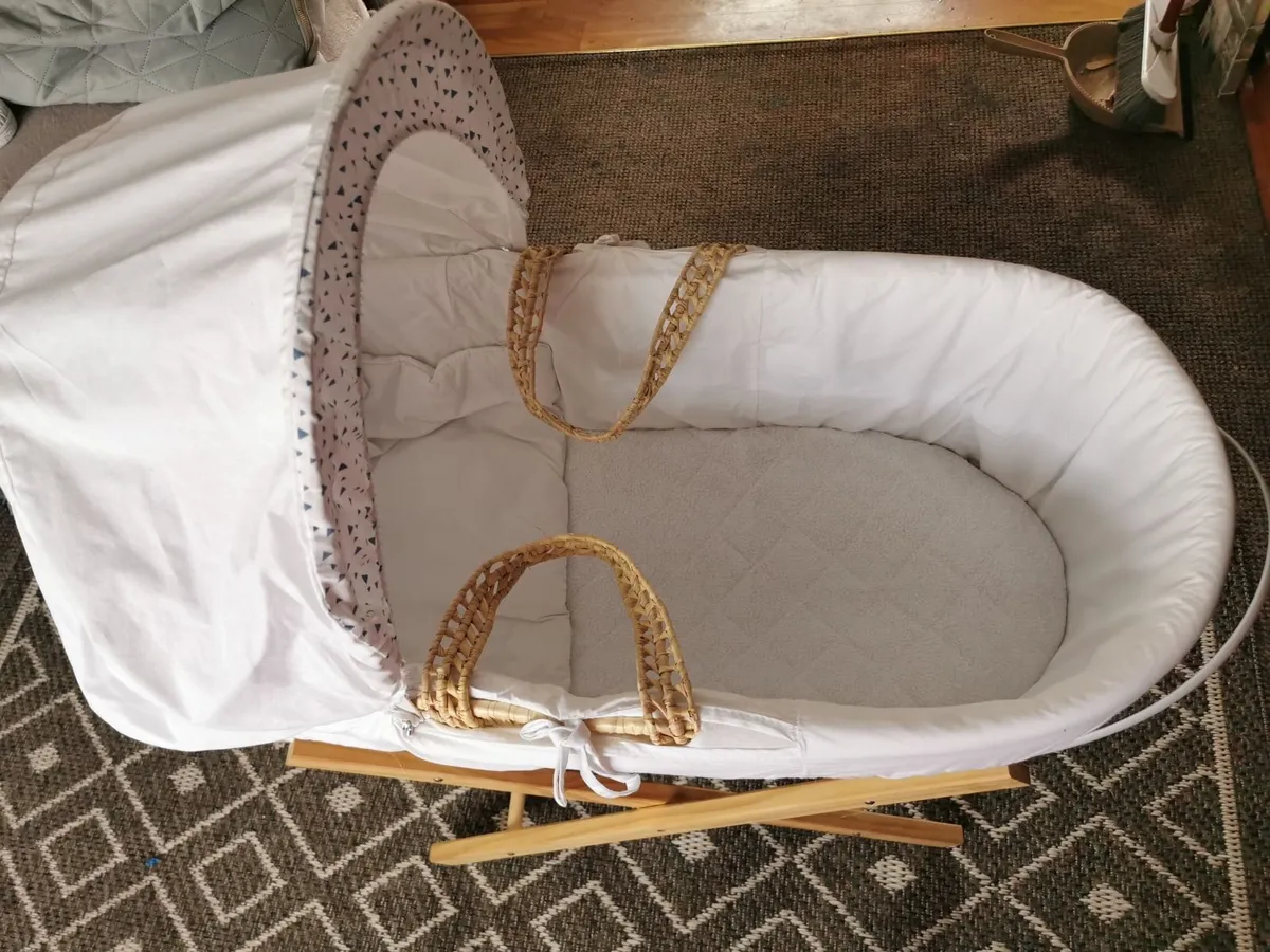 Baby crib. Moses Basket with stand. - Image 2