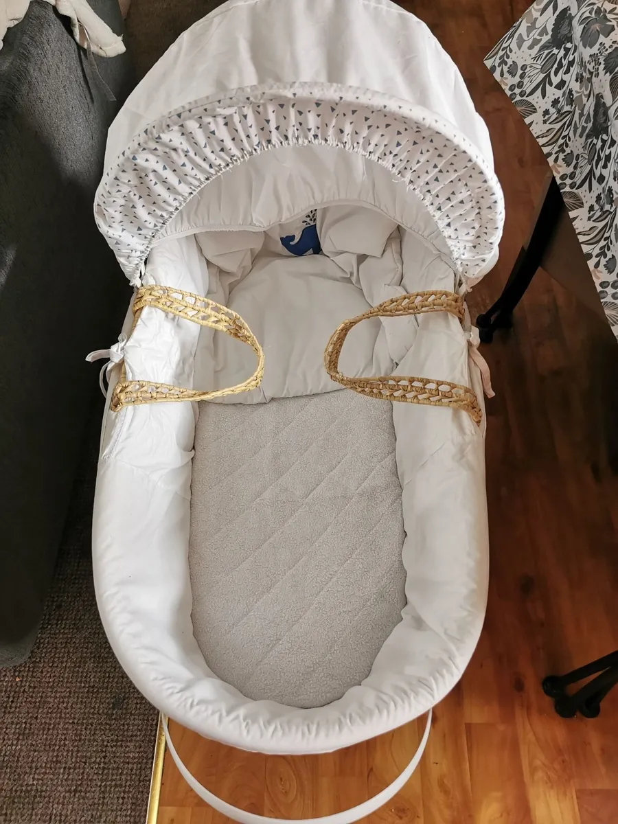 Baby crib. Moses Basket with stand. - Image 4