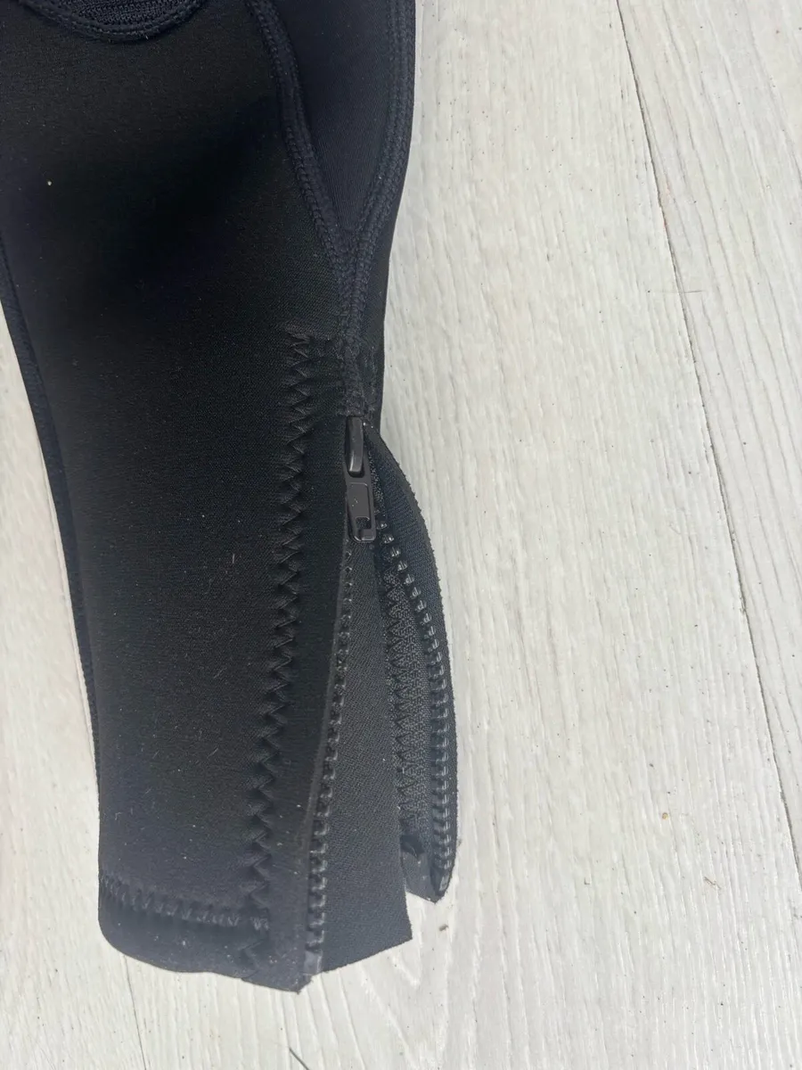 O’Neills wetsuit 10yo - Image 2