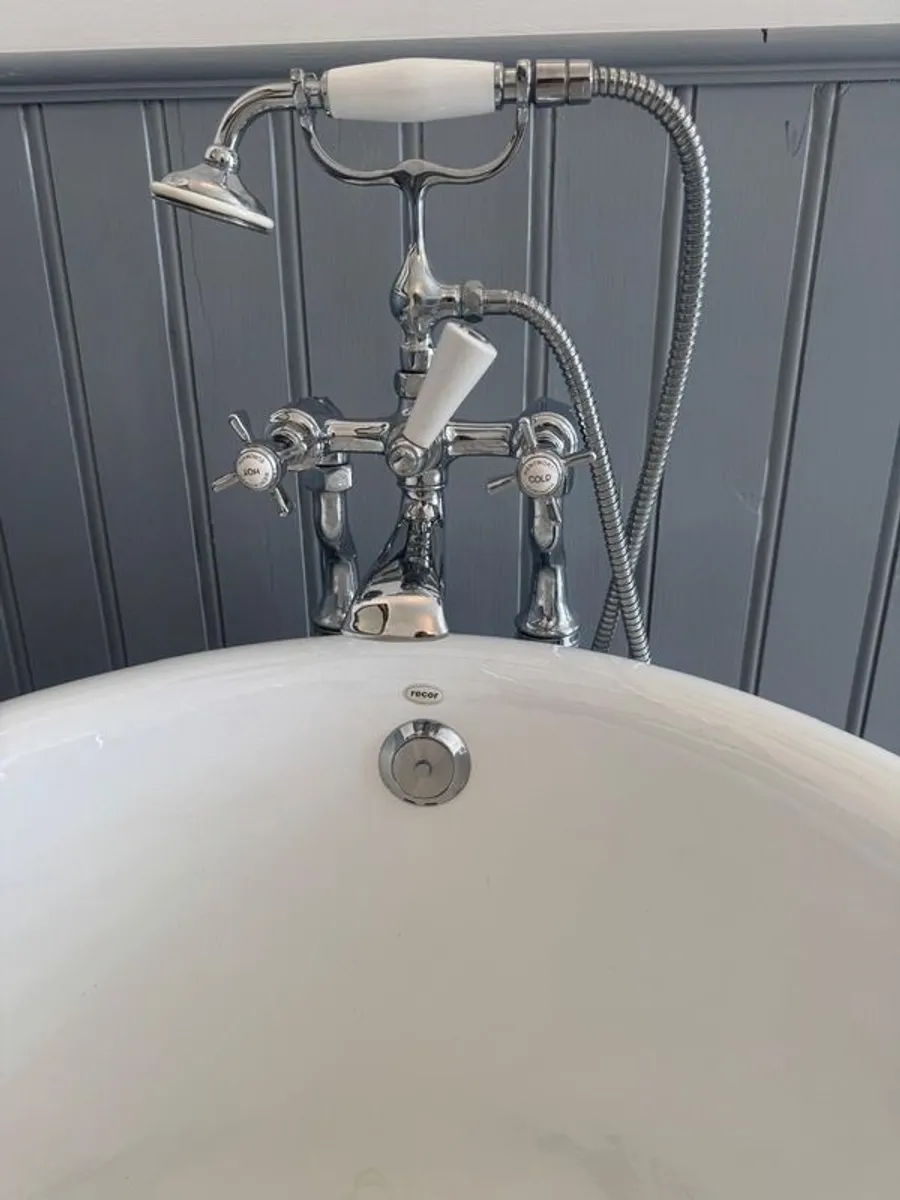 Luxury Freestanding Roll Top Bath Recor With Chrome Taps - Image 3
