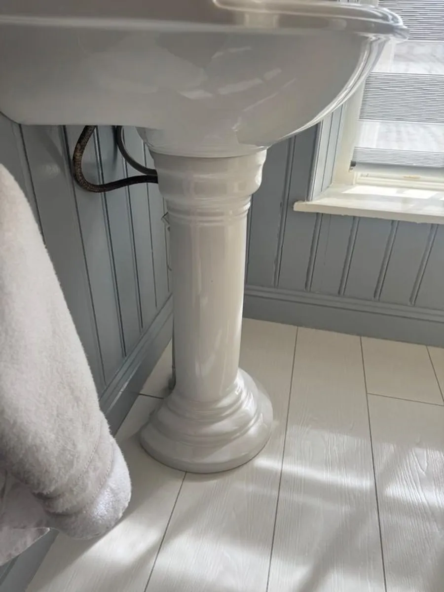 Elegant Traditional Pedestal Sink With Quality Chrome Taps - Image 3