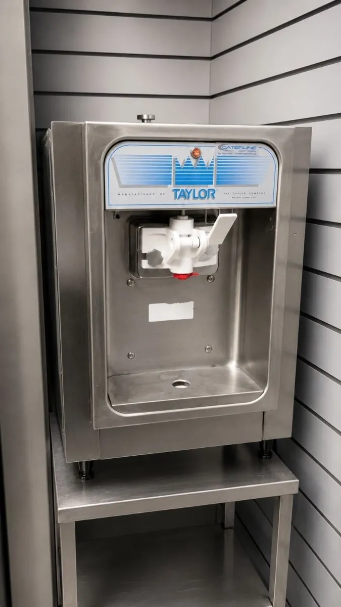 Soft serve ice cream machine