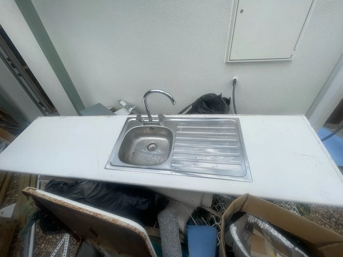Sink/taps/worktop - Image 2
