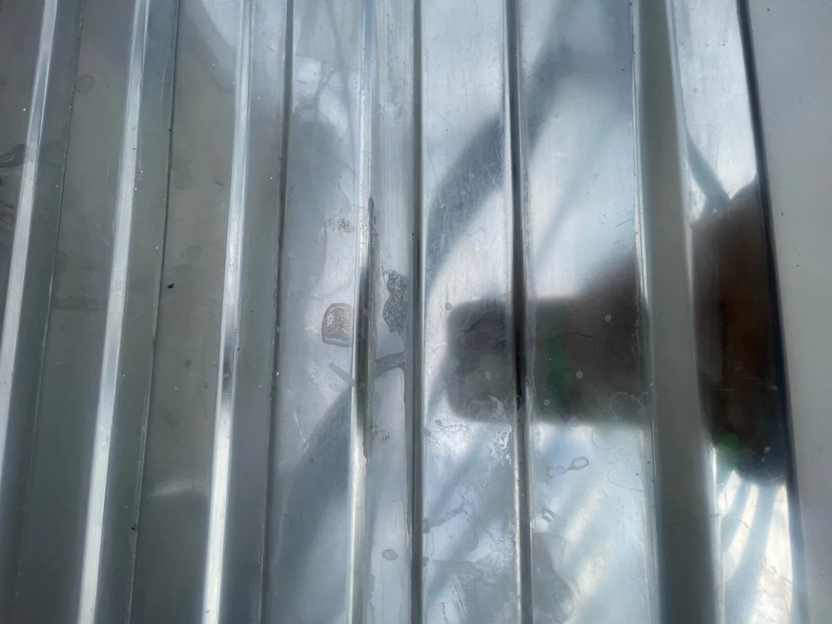 Sink/taps/worktop - Image 3