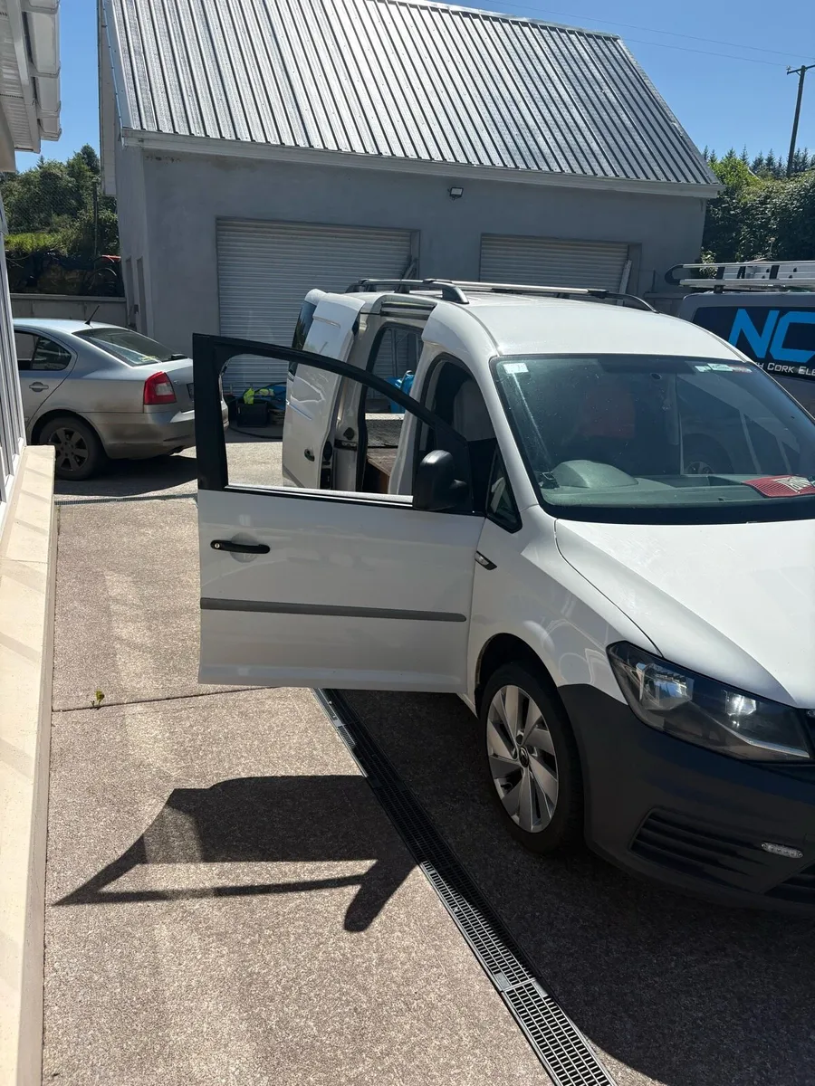Volkswagon caddy maxi 2l 5 dr - Image 4